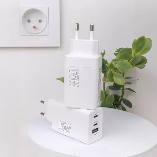 Maxlife MXTC-08-65ACC PD+QC 65W gyorstöltő adapter 2xType-C + USB - fehér