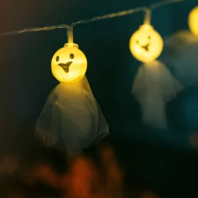   Halloween-i LED-es fényfüzér - szellem - 10 LED - 2 x AA - 0,9 m (56533B)