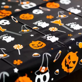   Family Halloween-i asztalterítő - alumínium hatású - 137 x 183 cm - apró motívumos (56542E)