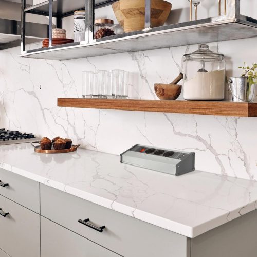 Delight Sarokelosztó - kapcsolós - 3 x 250V, 16A - 2 x USB, 2,1A - alumínium ház (20483S)