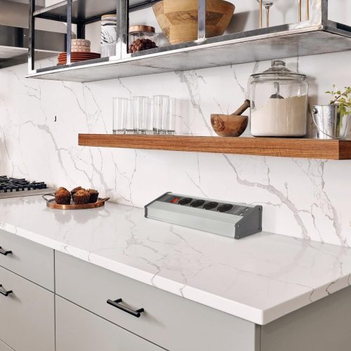 Delight Sarokelosztó - kapcsolós - 4 x 250V, 16A - 2 x USB, 2,1A - alumínium ház (20484S)